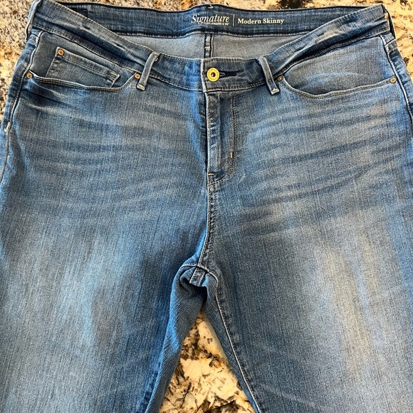 Levi’s Women’s modern skinny stretch Signature Blue Denim Jeans - Picture 2 of 7